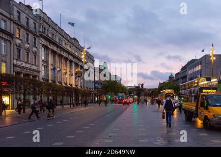 Dublin, Irlande - 09 novembre 2015 : façades d'élégants bâtiments sur la principale artère de la ville de O Connell Street Lower. Banque D'Images