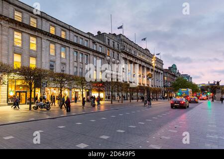 Dublin, Irlande - 09 novembre 2015 : façades d'élégants bâtiments sur la principale artère de la ville de O Connell Street Lower. Banque D'Images