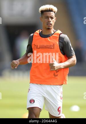 Le Lyle Taylor de Charlton Athletic se réchauffe avant le match Banque D'Images