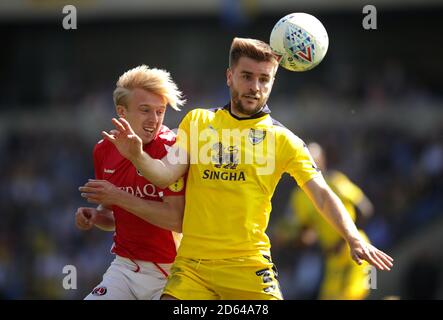 George Lapslie de Charlton Athletic (à gauche) et Luke Garbutt d'Oxford United bataille pour le ballon Banque D'Images