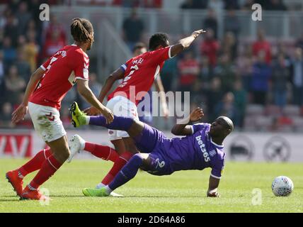 Benik Afobe (à droite), de la ville de Stoke, va au sol sous pression De Middlesbrough John OBI Mikel (centre) Banque D'Images