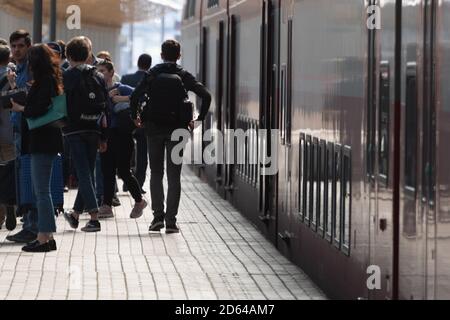 2 Juillet 2019 Moscou, Russie. Passagers sur la plate-forme de la gare de Kiev à Moscou avant le départ du train. Banque D'Images