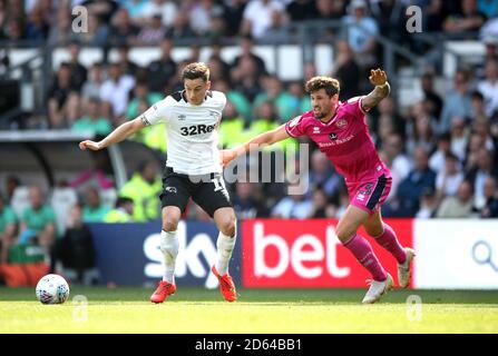 Tom Lawrence du comté de Derby (à gauche) et le Pawel des Rangers du parc Queens Wszojek lutte pour le ballon Banque D'Images