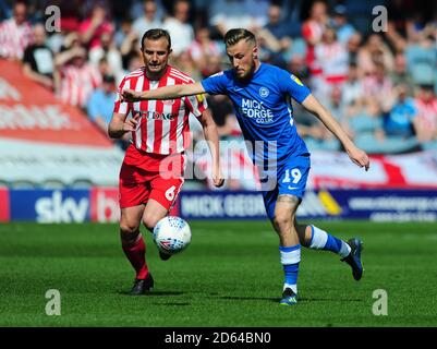 George Cooper (à droite) de Peterborough United et Lee Catterermole de Sunderland pour le ballon Banque D'Images