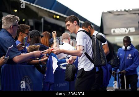 Andreas Christensen, de Chelsea, signe des autographes pour les fans avant le correspondance Banque D'Images