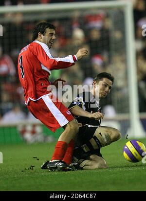 Matthew Holland de Charlton Athletic (r) et Julio Arca de Middlesbrough (l) bataille pour le ballon Banque D'Images