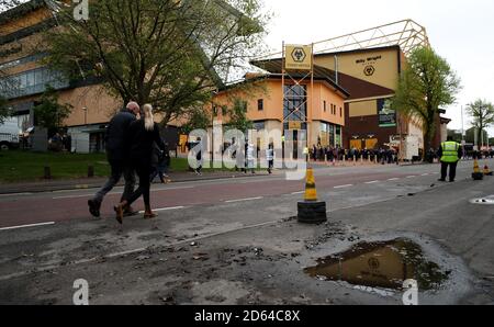 Les fans arrivent à Molineux Banque D'Images