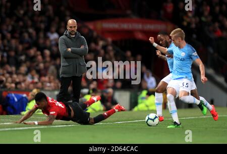 Le directeur de Manchester City, PEP Guardiola (à gauche, en haut), regarde Marcus Rashford de Manchester United au sol Banque D'Images
