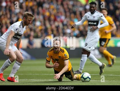 Diogo Jota de Wolverhampton Wanderers et Tim Ream de Fulham se disputent Le ballon lors du match de la Premier League à Molineux Banque D'Images