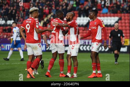 Les joueurs de Charlton Athletic célèbrent leur deuxième but, marqué par Calvin Andrew de Rochdale Banque D'Images