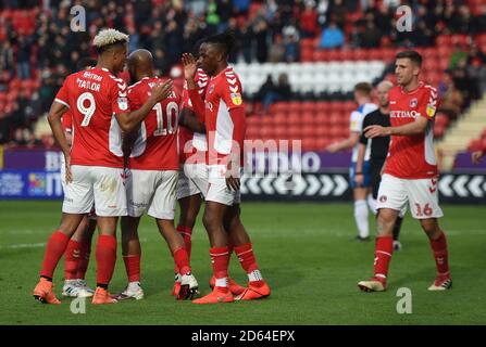 Les joueurs de Charlton Athletic célèbrent leur deuxième but, marqué par Calvin Andrew de Rochdale Banque D'Images