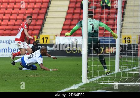 Calvin Andrew de Rochdale marque un but propre pour faire le Note Charlton Athletic 2 Rochdale 0 sous la pression de Charlton Ben Purrington de Athletic Banque D'Images