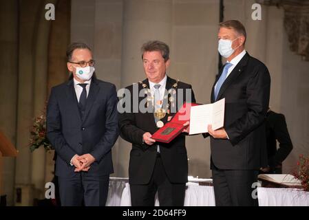 Magdebourg, Allemagne. 14 octobre 2020. Le ministre allemand des Affaires étrangères Heiko Maas et le maire de la ville de Magdeburg Lutz Trümper ont présenté le président roumain Klaus Werner Iohannis avec le prix Kaiser Otto. Ce prix est décerné tous les deux ans à des personnes qui ont pris un engagement en faveur du dialogue, de la paix et de la cohésion en Europe. Crédit: Mattis Kaminer/Alay Live News Banque D'Images