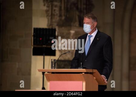 Magdebourg, Allemagne. 14 octobre 2020. Le président roumain Klaus Werner Iohannis a remercié pour l'attribution du prix Kaiser Otto d'un discours pro-européen à la cathédrale de Magdebourg. Ce prix est décerné tous les deux ans à des personnes engagées dans le dialogue, la paix et la cohésion en Europe. Crédit: Mattis Kaminer/Alay Live News Banque D'Images