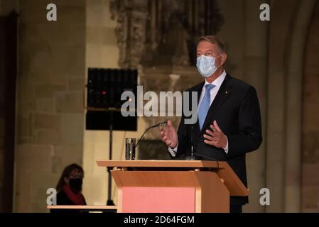 Magdebourg, Allemagne. 14 octobre 2020. Le président roumain Klaus Werner Iohannis a remercié pour l'attribution du prix Kaiser Otto d'un discours pro-européen à la cathédrale de Magdebourg. Ce prix est décerné tous les deux ans à des personnes engagées dans le dialogue, la paix et la cohésion en Europe. Crédit: Mattis Kaminer/Alay Live News Banque D'Images