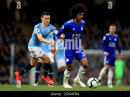 Hamza Choudhury de Leicester City (à droite) et Phil Foden de Manchester City (à gauche) lutte pour le ballon Banque D'Images