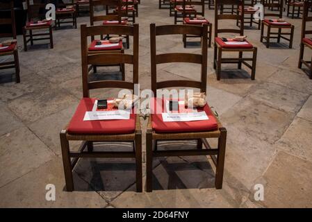 Magdebourg, Allemagne. 14 octobre 2020. Dans la cathédrale de Magdebourg, deux chaises sont réservées au président roumain Klaus Werner Iohannis et à son épouse. Iohannis a reçu le prix Kaiser Otto à Magdeburg. Ce prix est perdu tous les deux ans pour les personnes qui travaillent pour la cohésion en Europe. Crédit: Mattis Kaminer/Alay Live News Banque D'Images