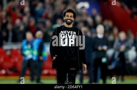 Mohamed Salah de Liverpool portant un t-shirt qui dit « ne jamais donner Haut' Banque D'Images