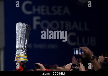 Les fans de Chelsea dans les stands tiennent une réplique Europa Trophée de la ligue Banque D'Images