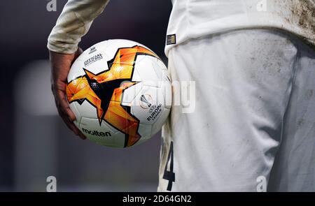 Une vue générale d'un match officiel de l'UEFA Europa League Ballon maintenu pendant le match au pont Stamford Banque D'Images