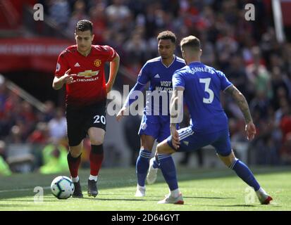 Diogo Dalot de Manchester United (à gauche) et Joe Bennett de Cardiff City bataille pour le ballon Banque D'Images