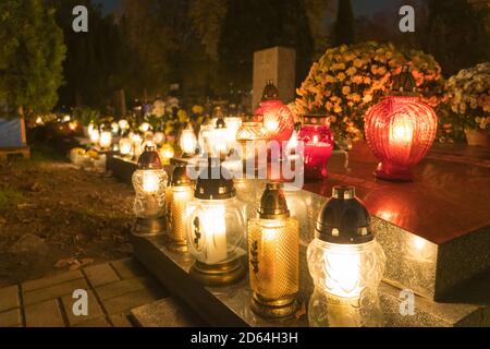 Lanternes aux chandelles vives illuminant le cimetière en mémoire de celles-ci qui a réussi Banque D'Images