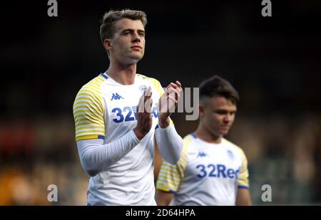 Patrick Bamford, de Leeds United (à gauche), applaudit les fans pendant la chaleur avant la partie Banque D'Images