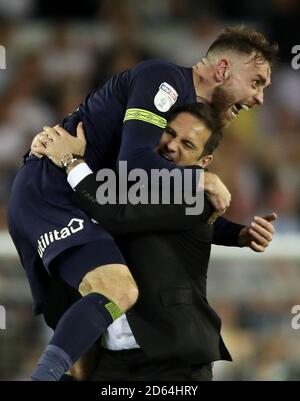 Frank Lampard, directeur du comté de Derby, fête avec Richard Keogh après le sifflet final Banque D'Images