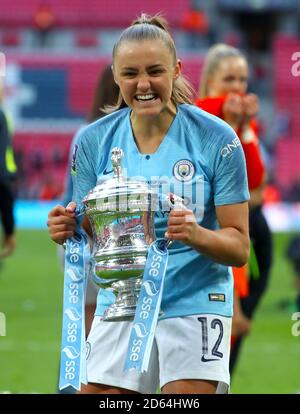 Georgia Stanway de Manchester City célèbre avec le trophée après elle Le côté remporte la coupe FA pour Femme Banque D'Images