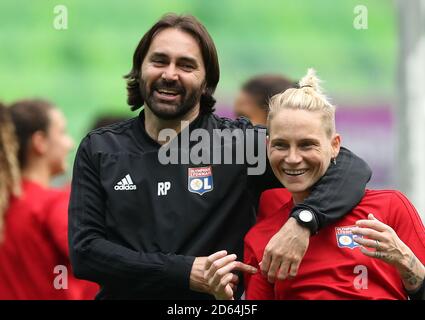 Jess Fishlock de Lyon plaisante avec Reynald Pedros, directeur, lors d'une séance d'entraînement avant la finale de la Ligue des champions des femmes de l'UEFA à l'arène Groupama, Budapest Banque D'Images