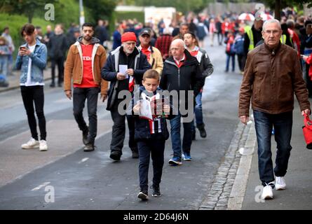 Vue générale des fans de Charlton Athletic arrivant à l' stade avant le début du match Banque D'Images