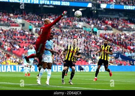 Le gardien de but de Watford Heurelho Gomes (à gauche) chasse la balle le filet Banque D'Images