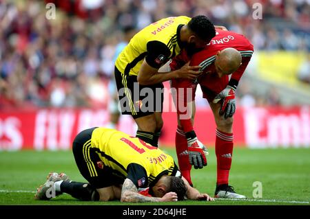 Le gardien de but de Watford Heurelho Gomes (à droite) et Adrian Mariappa vérifient Le coéquipier Kiko Femenia pendant le match Banque D'Images