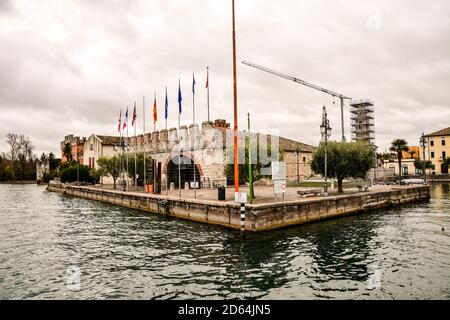 Lazise est une commune médiévale de la province de Vérone, dans la région italienne de Vénétie, située sur la rive est du lac de Garde Banque D'Images