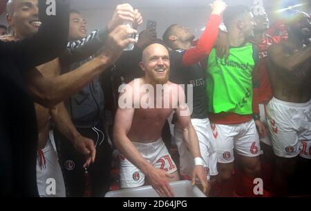 Jonathan Williams (au centre) de Charlton Athletic célèbre dans les vestiaires Banque D'Images