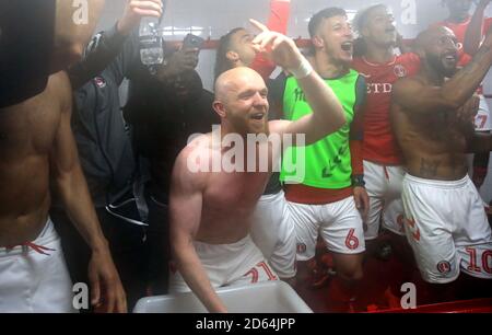 Jonathan Williams (au centre) de Charlton Athletic célèbre dans les vestiaires Banque D'Images