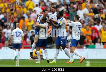 (De gauche à droite) Connor Jennings de Tranmere Rovers, James Norwood, Adam Buxton, Emmanuel Monthe et Liam Ridehalgh célèbrent la promotion à la première ligue après le coup de sifflet final Banque D'Images