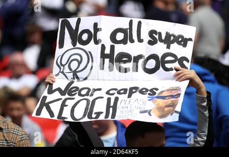 Le fan du comté de Derby tient un panneau pour le comté de Derby Richard Keogh avant le jeu Banque D'Images