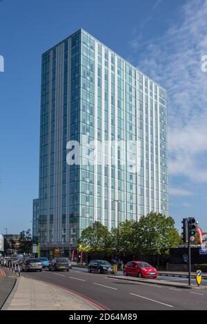 Immeuble d'appartements Britannia point, Merton High Street, colliers Wood, London Borough of Merton, Greater London, Angleterre, Royaume-Uni Banque D'Images