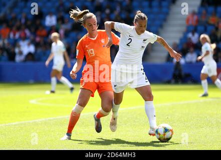 Jill Roord aux pays-Bas (à gauche) et Ria Percival en Nouvelle-Zélande (à droite) bataille pour le ballon Banque D'Images