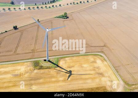 Un drone point de vue d'une éolienne qui produit de l'énergie propre, construite sur un champ à Jutland, au Danemark Banque D'Images