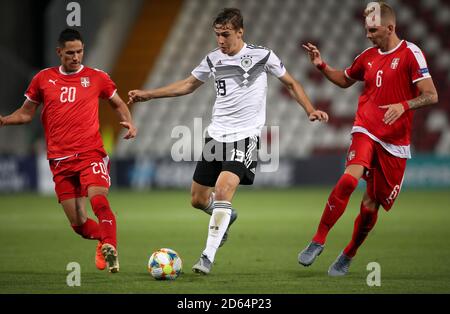 Allemagne U21 Florian Neuhaus (centre) en action avec Serbia U21's Sasa Lukic (gauche) et Uros Racic Banque D'Images