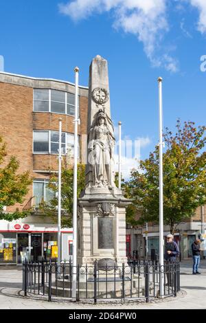 War Memorial à Dunraven place, Bridgend (Pen-y-bont ar Ogwr), Bridgend County Borough, pays de Galles (Cymru), Royaume-Uni Banque D'Images