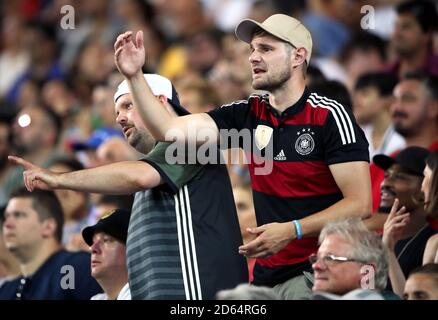 Les fans allemands se bousent dans la foule Banque D'Images