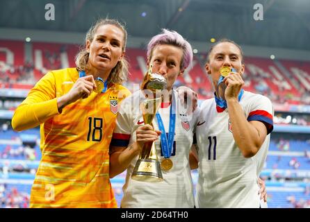 (De gauche à droite) Ashlyn Harris des États-Unis, Megan Rapinoe et Ali Krieger célèbrent avec le trophée après avoir remporté la coupe du monde des femmes de la FIFA 2019 Banque D'Images