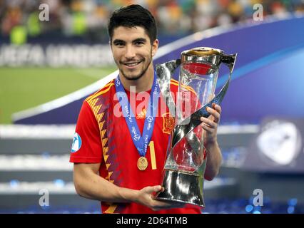 Espagne Carlos Soler de 21 ans célèbre avec le trophée après avoir remporté la finale du championnat européen des moins de 21 ans de l'UEFA Banque D'Images