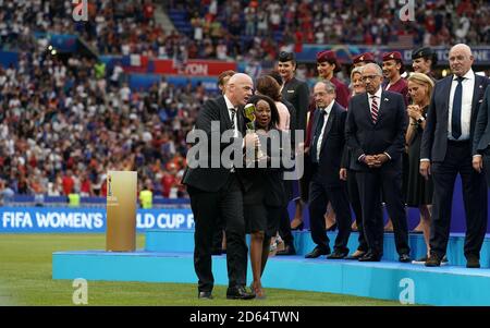 La Présidente de la FIFA Gianni Infantino et le Secrétaire général de la FIFA, Fatma Samoura, ont remporté le trophée de la coupe du monde des femmes de la FIFA après le match. Banque D'Images