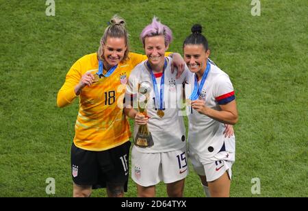 (De gauche à droite) le gardien de but américain Ashlyn Harris, Megan Rapinoe des États-Unis et Ali Krieger des États-Unis célèbrent après avoir remporté la coupe du monde des femmes de la FIFA 2019 Banque D'Images
