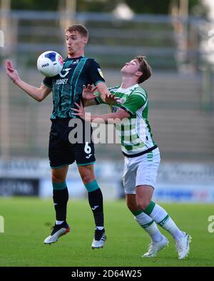 Jay Fulton de Swansea City (à gauche) et Tom Bradbury (à droite) de Yeovil Town se battent pour le ballon Banque D'Images