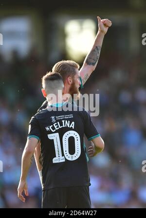 Bersant Celina (à gauche) de Swansea City célèbre son premier but du jeu avec Oli McBurnie (à droite) Banque D'Images